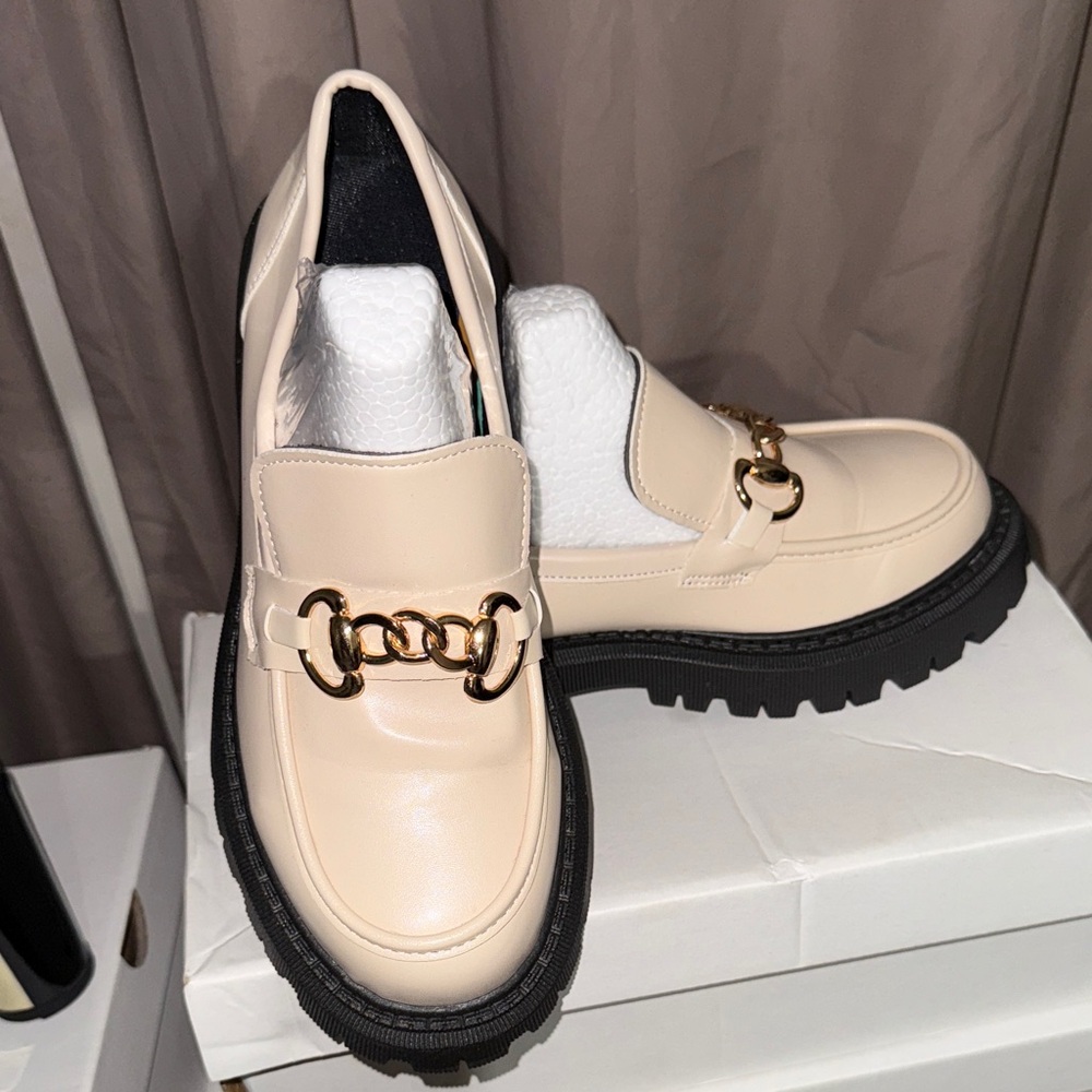 Elegant Cream Loafers with Gold Accent - Picture 2 of 3